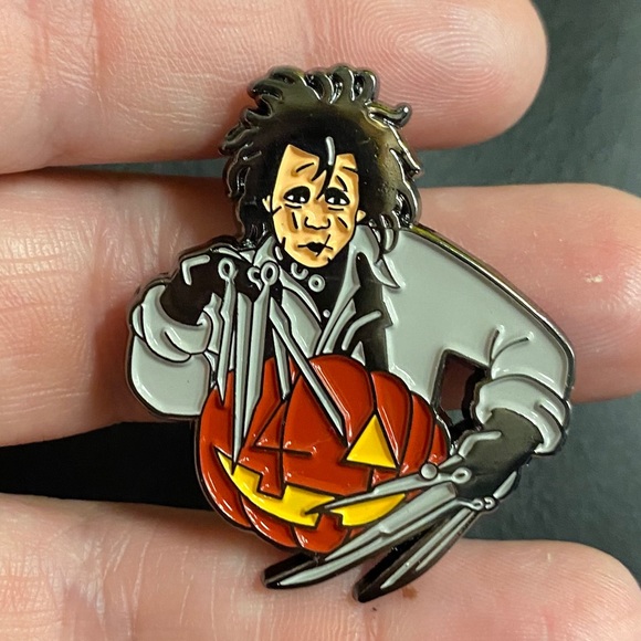 Jewelry - Edward scissor hand lapel pin